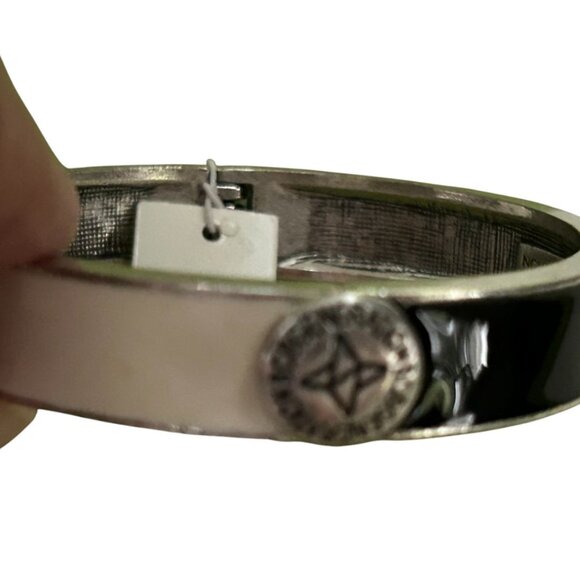 NWT BCBGENERATION COLOR BLOCK BANGLE WHITE BLACK HINGE BRACELET - Picture 2 of 3
